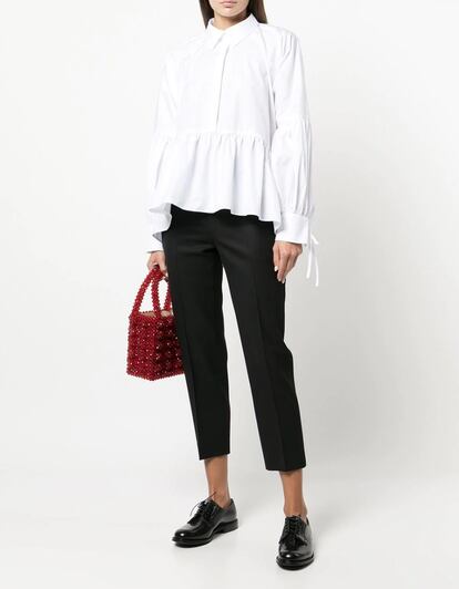 Cecilie Bahnsen reedita la clásica camisa blanca añadiéndole una silueta peplum y una manga abullonada con lazada. Otra versión romántica de este básico de la moda.
1.268€