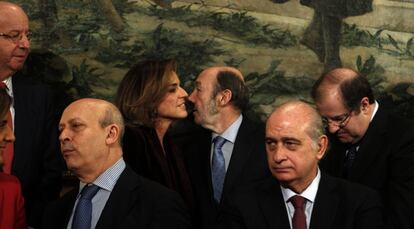 La alcaldesa de Madrid, Ana Botella, saluda al secretario general del PSOE, Alfredo Pérez Rubalcaba, durante el acto de celebración del Día de la Constitución que se ha celebrado en el Senado.