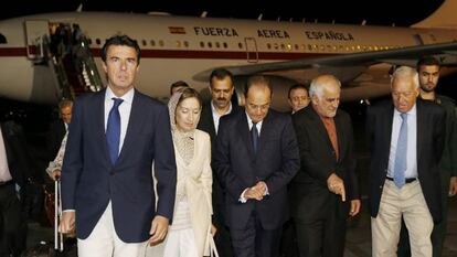 Los ministros espa&ntilde;oles de Asuntos Exteriores, Jos&eacute; Manuel Garc&iacute;a-Margallo (d); Fomento, Ana Pastor (2i), e Industria, Jos&eacute; Manuel Soria (i), a su llegada al aeropuerto de Teher&aacute;n, para iniciar un viaje oficial a Ir&aacute;n