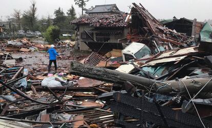 Un hombre camina por los escombros de varias casas desplomadas por el tifón Hagibis en Ichihara, al este de Tokio.