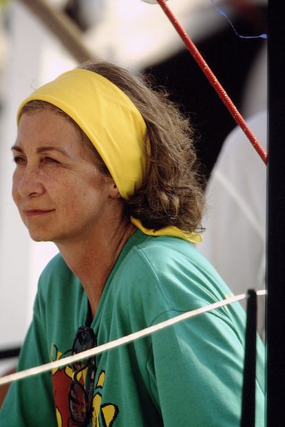 La reina Sofía en Mallorca, Verano del 94. Durante sus vacaciones anuales en Palma de Mallorca, la reina Sofía se dejaba ver en su faceta más informal: en la imagen, Sofía de Grecia apoyando al rey Juan Carlos en la regata de agosto de 1994, con una sencilla camiseta de algodón y un pañuelo amarillo anudado a la cabeza. (Antoine GYORI/Sygma via Getty Images)