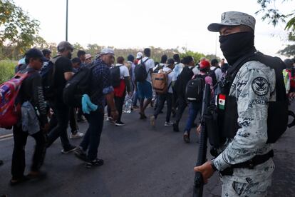 Un integrante de la Guardia Nacional vigila la caravana.