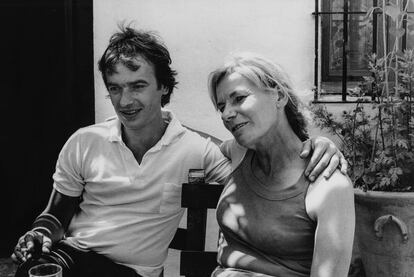 Martin Amis con su madre, Hilly Kilmarnock, en el patio de su casa de Ronda en 1980. La imagen la tomó Angela Gorgas, entonces pareja del escritor.