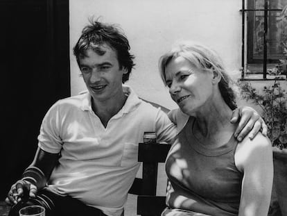 Martin Amis con su madre, Hilly Kilmarnock, en el patio de su casa de Ronda en 1980. La imagen la tomó Angela Gorgas, entonces pareja del escritor.