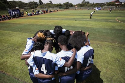 As jogadoras do Makolanders Ladies FC se reúnem antes de começar uma partida da Premier League Feminina.