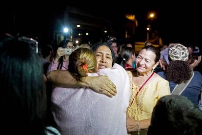 Presos políticos deixam a prisão em Caracas.