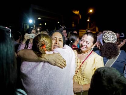 Presos políticos deixam a prisão em Caracas.