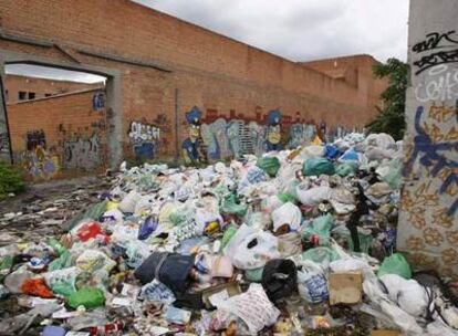 Aspecto del interior de la antigua cárcel de Carabanchel, donde se acumula la basura.