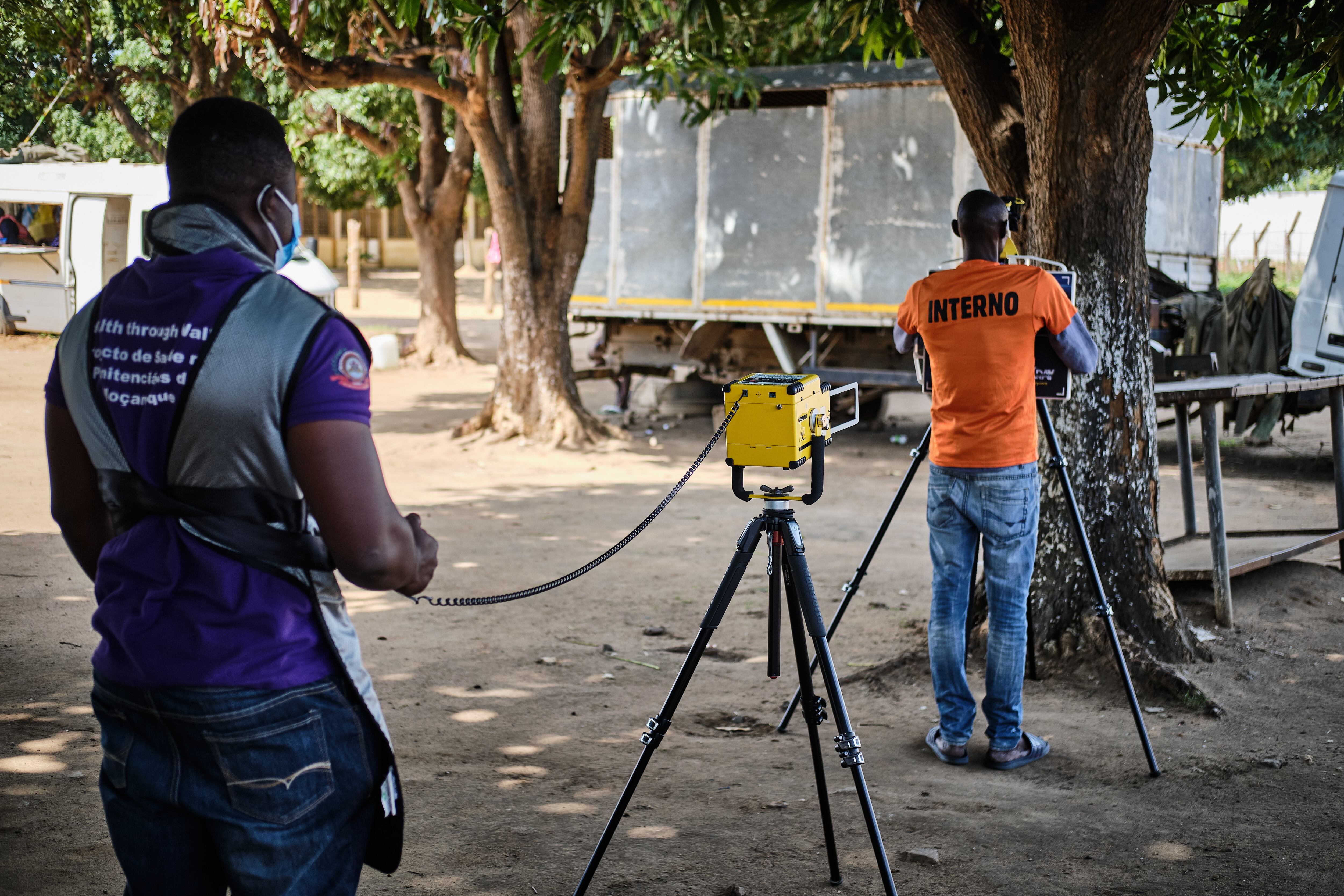 Un trabajador de la ONG Health Though Walls hace una radiografía mediante una máquina de rayos X portátil el 6 de noviembre en la prisión preventiva de Maputo. Equipada con un algoritmo de inteligencia artificial (IA), esta máquina detecta de forma automática lesiones de tuberculosis en los pulmones. 