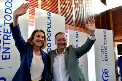 La secretaria general del Partido Popular, Cuca Gamarra, junto al presidente de Ceuta y candidato a la reelección, Juan Jesús Vivas, el pasado 22 de mayo en la ciudad autónoma.