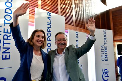 La secretaria general del Partido Popular, Cuca Gamarra, junto al presidente de Ceuta y candidato a la reelección, Juan Jesús Vivas, el pasado 22 de mayo en la ciudad autónoma.