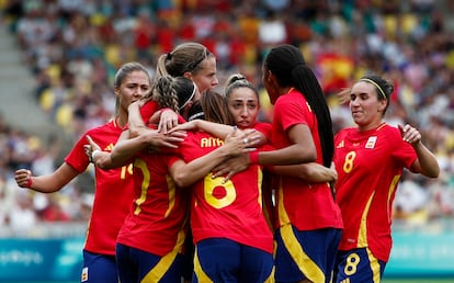 Paris 2024 Olympics - Football - Women's Group C - Spain vs Japan - La Beaujoire Stadium, Nantes, France - July 25, 2024. Aitana Bonmati of Spain celebrates scoring their first goal with teammates. REUTERS/Stephane Mahe