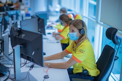 Una trabajadora del SEM atiende por teléfono a un usuario, en la sede de L'Hospitalet de Llobregat.