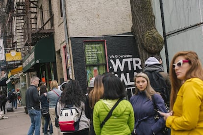 É fácil encontrar dezenas de pessoas fazendo fila antes de a confeitaria abrir suas portas, às 8h.