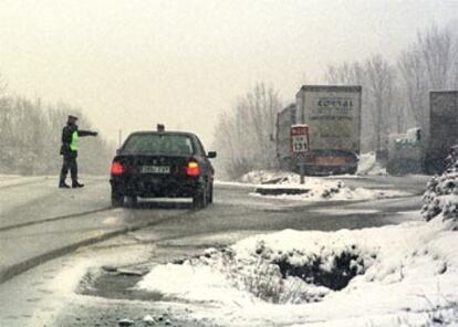 Aspecto de la carretera N-230, a la altura de Vilallier (Lleida), donde está desaconsejado circular sin cadenas.