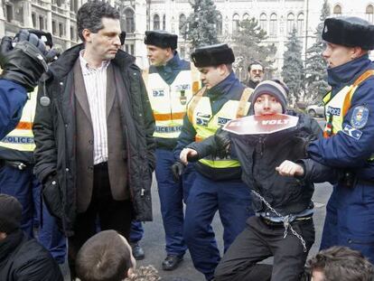 La polic&iacute;a levanta a un activista que protestaba contra los proyectos de ley del Gobierno, hoy en Budapest