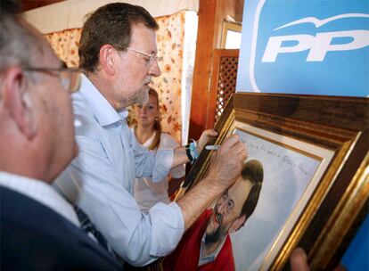 Rajoy firma un retrato suyo en San Bartolomé de Tirajana.