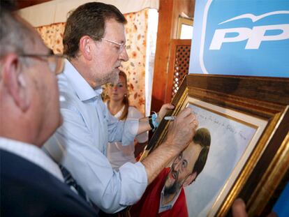 Rajoy firma un retrato suyo en San Bartolomé de Tirajana.