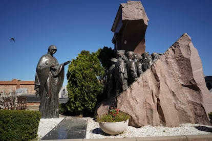 Monumento a los voluntarios soviéticos que lucharon con los republicanos en el cementerio de Fuencarral