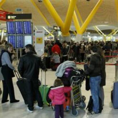 Pasajeros en el aeropuerto de Barajas en una nueva jornada de huelga de los pilotos de Iberia