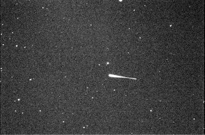 La imagen captada por el telescopio 'AROAC-T08' de la red de vigilancia espacial europea muestra al cohete chino en su orbitar alrededor de la Tierra.