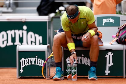 Rafael Nadal ordena maniáticamente sus botellas durante un descanso de la final. A los 36 años, es el ganador de más edad del grande francés, por delante del catalán Andrés Gimeno, que triunfó a los 34 hace 50 años.