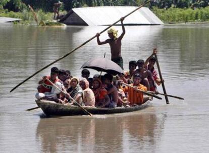 Víctimas de las inundaciones en Bangladesh huyen en barca hacia una área segura en la región de Sirajgonj, 100 kilómetros al norte de la capital del país, Dhaka.