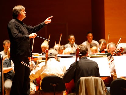 El director Günter Neuhold, ayer en un ensayo de la Orquesta Sinfónica de Bilbao.