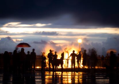 Numerosos donostiarras celebran este jueves la noche de San Juan con las tradicionales hogueras a pesar de las tormentas registradas en San Sebastián.