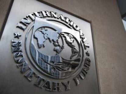 El Informe de Perspectivas Económicas Globales señala que la economía española retrocederá un 1,5 % en 2012 y no un 1,8 % como indicó en abril, y seguirá en recesión en 2013. EFE/Archivo