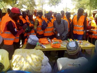 Miembros de los Comit&eacute;s Civiles de Vigilancia reciben chalecos, linternas y silbatos para defenderse de Boko Haram.