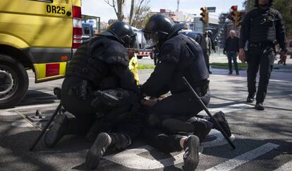 Una de las jóvenes detenidas en la protesta para boicotear un acto de Vox en Barcelona.