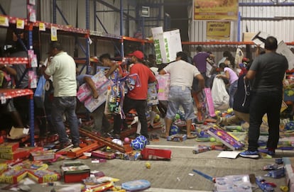 No Estado do México houve pelo menos 250 detidos por atos de vandalismo em 13 municípios, enquanto as lojas do Centro Histórico da capital, onde 64 pessoas foram presas, fecharam antes da hora em meio a rumores de novos saques. Na imagem, um grupo de pessoas rouba uma loja de brinquedos em Veracruz.