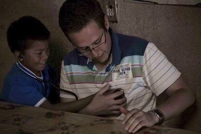 El médico Luis Gerardo Castillo, durante su experiencia en Chiapas.