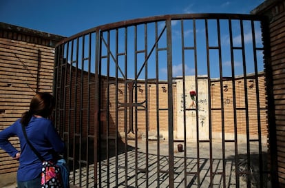 Una visitante mira el monumento en honor a las víctimas de la Guerra Civil española, en Belchite viejo.