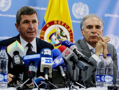 El jefe de la Misi&oacute;n de la ONU en Colombia, Jean Arnault (dcha.), y el jefe de los observadores internacionales, el general Javier P&eacute;rez Aquino.