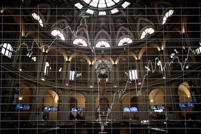 Valores en los paneles del Palacio de la Bolsa, en Madrid.