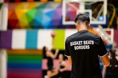 Un miembro del equipo de Basket Beats Borders.