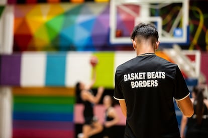 Un miembro del equipo de Basket Beats Borders.