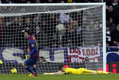 Messi celebra el primer tanto del Barça, logrado por Alexis, ante el gesto de desolación de Casillas.