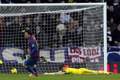 Messi celebra el primer tanto del Barça, logrado por Alexis, ante el gesto de desolación de Casillas.