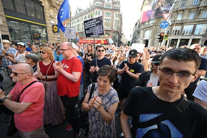 Manifestación en el centro de Budapest en contra del veto al Orgullo el martes 24 de junio.