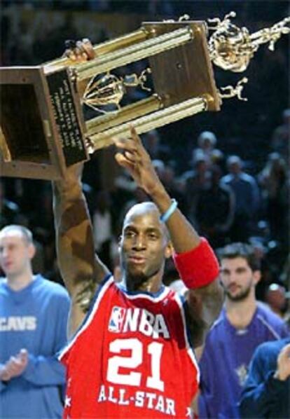 Kevin Garnett recibe el trofeo al Jugador Más Valioso.