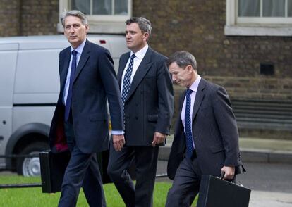 El ministro britnico de Defensa, Philip Hammond (izq), y un par de sus consejeros llegan al N? 10 de Downing Street, la residencia oficial del primer ministro, en Londres, Reino Unido. Las fuerzas armadas del Reino Unido preparan un "plan de contingencia" para una eventual accin militar en Siria en respuesta al supuesto ataque qumico del rgimen de Bachar al Asad, indic hoy Downing Street.