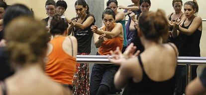 Rafaela Carrasco (con camiseta naranja) da una clase de baile este jueves en Córdoba.
