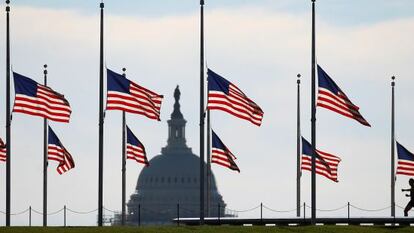 Varias banderas estadounidenses ondean a media asta en Washington, junto al Capitolio.