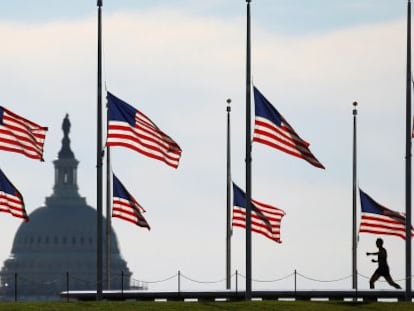 Varias banderas estadounidenses ondean a media asta en Washington, junto al Capitolio.