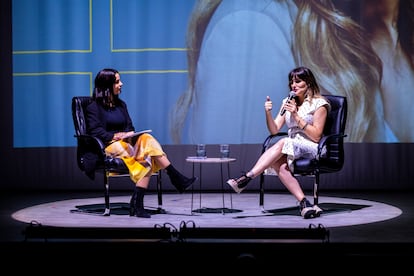 Laura Piñero entrevista a Rozalén durante un encuentro de suscriptores de El País con la cantante Rozalén en el Teatro Pavón de Madrid