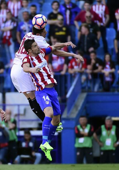 Gabi lucha por el balón con Pablo Sarabia.