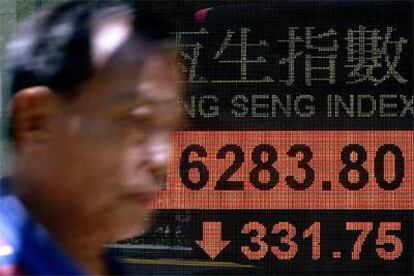 Un operador observa los índices de la Bolsa de Hong Kong.